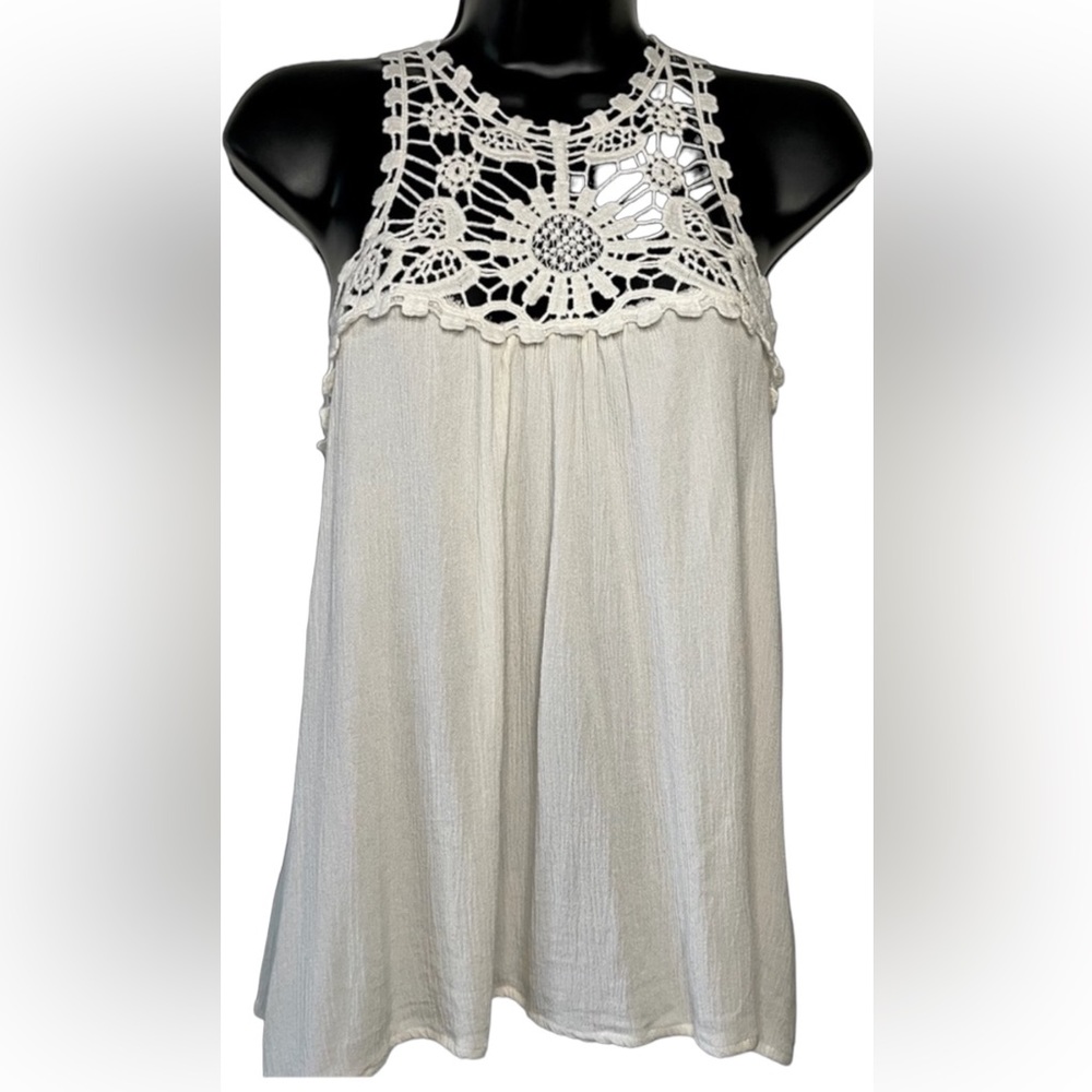 UNKNOWN brand sleeveless lace top